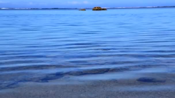 Lagoa tropical azul calmo — Vídeo de Stock