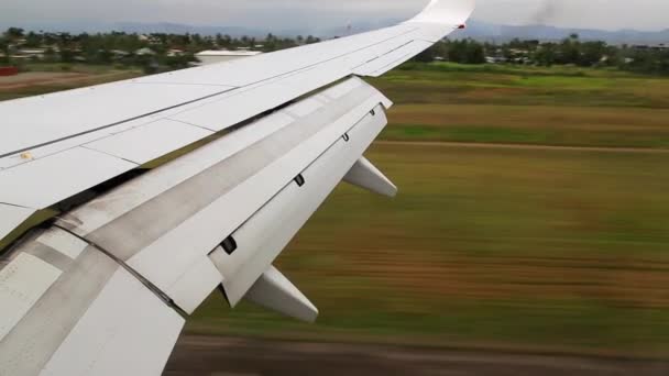 Flugzeug beim Landeanflug — Stockvideo