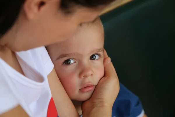 Mamas kleiner Junge Stockfoto