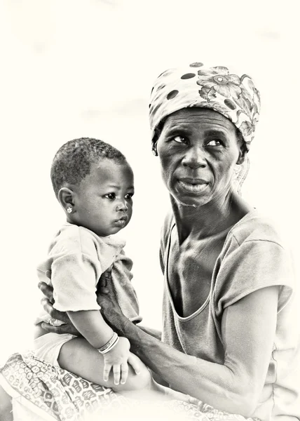 Una madre ghanesa y su bebé en sus manos — Foto de Stock