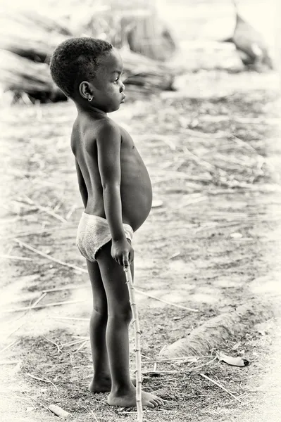 Een Ghanese jongen met een stok in zijn hand — Stockfoto