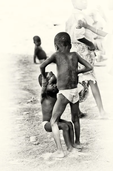 Två pojkar spelar tillsammans i ghana — Stockfoto