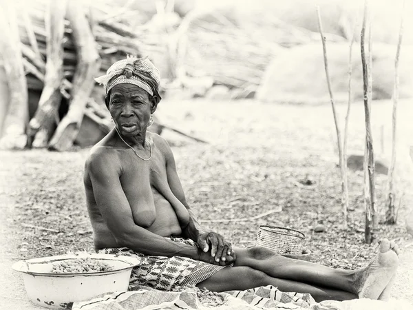 Uma mulher semi-nua ganesa senta-se no chão — Fotografia de Stock