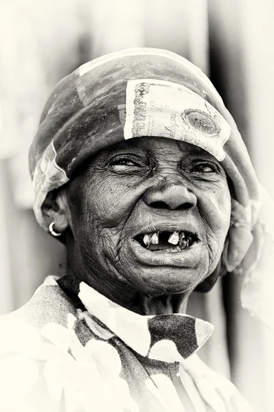 Yaşlı bir Ganalı Bayan diş olmadan — Stok fotoğraf