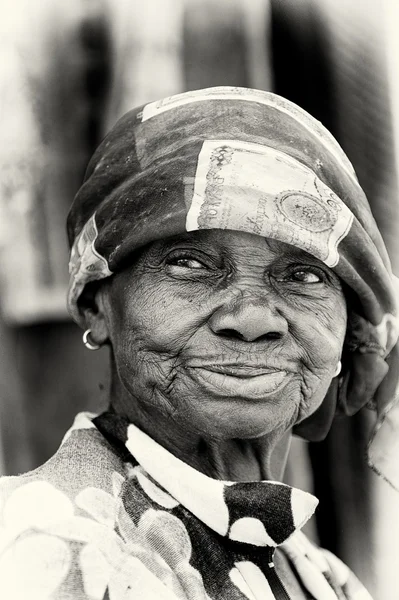 Ett porträtt av en gammal dam från ghana — Stockfoto