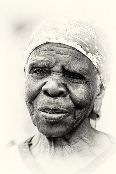 Старенька з Гани пози — стокове фото