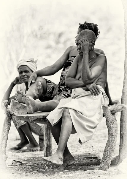 Ghanéen assis sur un banc — Photo