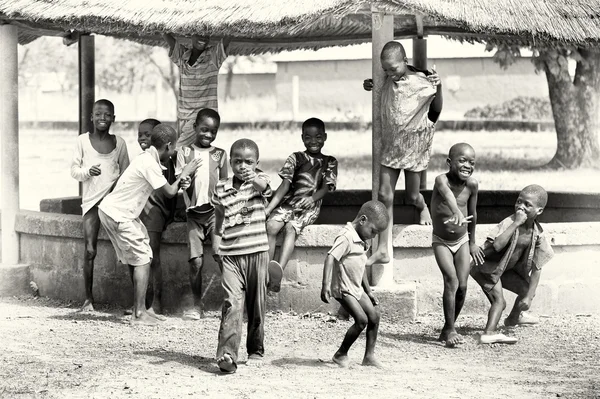 Los niños ghaneses caminan y juegan — Foto de Stock