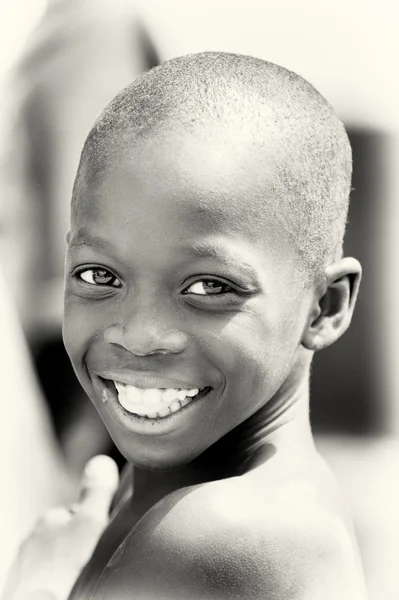 Denis chlapec z Ghany s bílými zuby — Stock fotografie