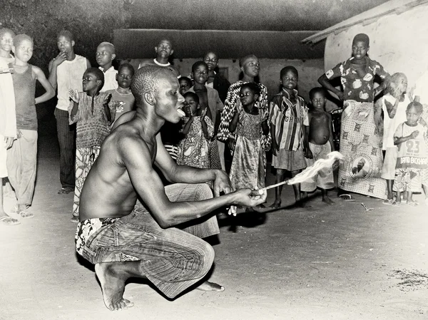 Человек из Того готов съесть огонь. — стоковое фото