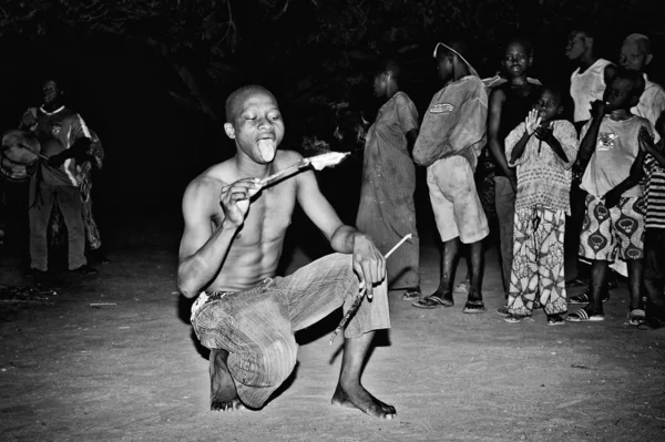El hombre de Togo está a punto de comer fuego. —  Fotos de Stock