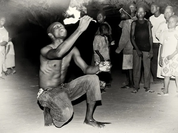 Man från togo är på väg att äta eld — Stockfoto