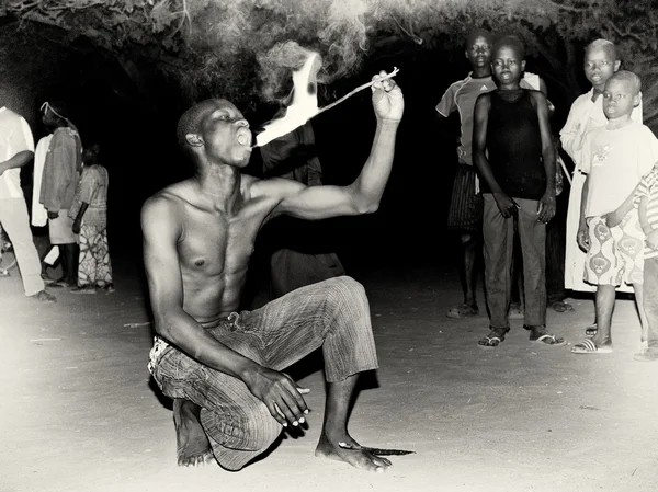 Hombre de Togo con un palo de fuego —  Fotos de Stock