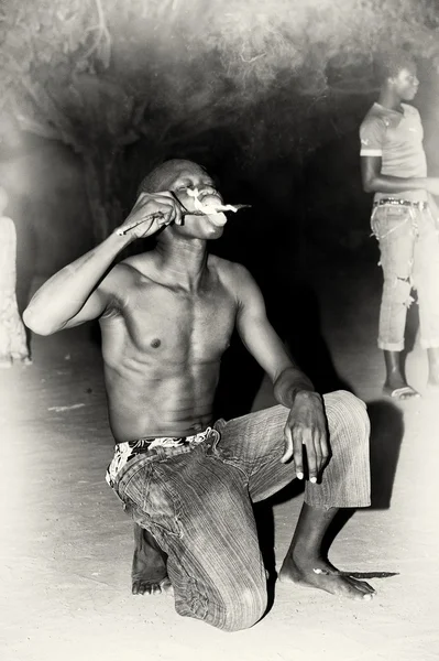 Man from Togo eats fire — Stock Photo, Image