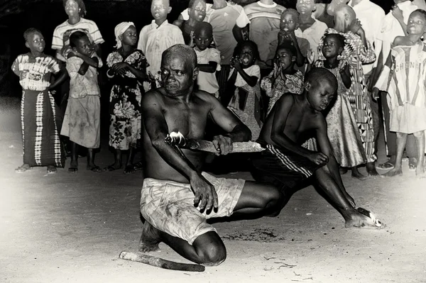 Un uomo del Togo e suo figlio mostrano i trucchi del fuoco — Foto Stock