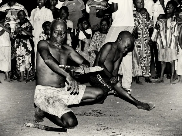 Un uomo del Togo e suo figlio mostrano i trucchi del fuoco — Foto Stock