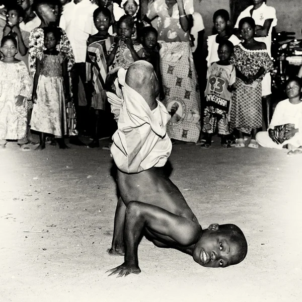 Trucs acrobatiques par le garçon du Togo — Photo