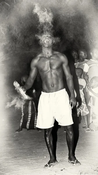 A man from Togo eats fire — Stock Photo, Image