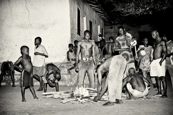 Förberedelse för eldshow i togo — Stockfoto