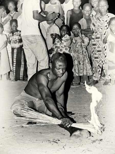 Un homme danse avec le feu au Togo — Photo