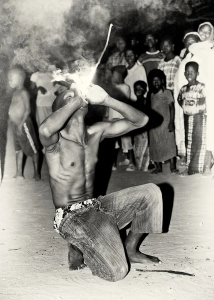 Fire is eaten by the man from Togo — Stock Photo, Image