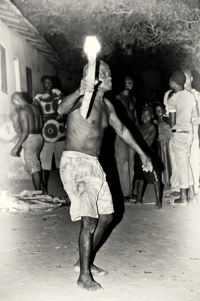 En man från togo danser med en brand pinne — Stockfoto