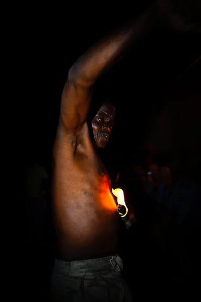 Un uomo del Togo balla con il fuoco — Foto Stock