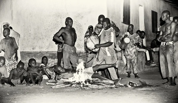 Gammal man från togo i brand — Stockfoto