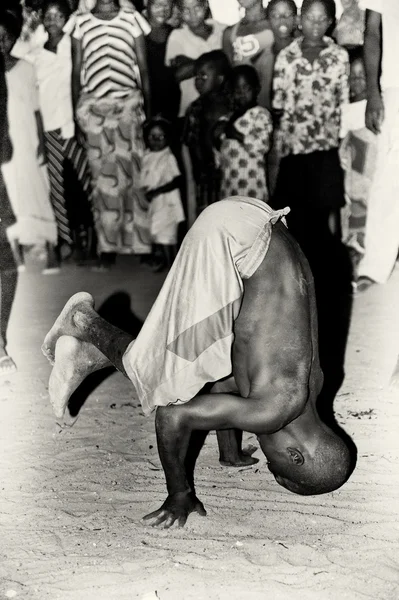 Acrobatic exercises in Togo — Stock Photo, Image