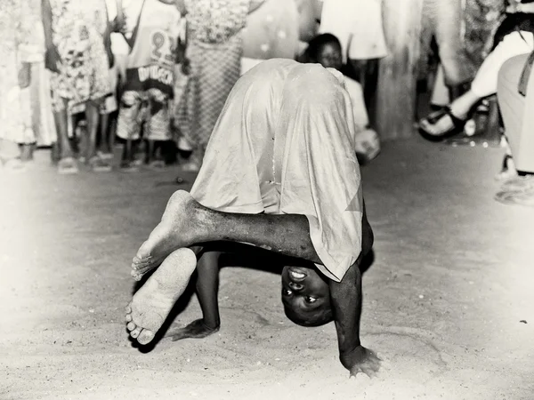 A boy from Togo show acrobatic tricks — Stock Photo, Image