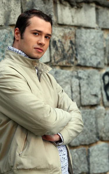Jovem modelo masculino perto da parede — Fotografia de Stock