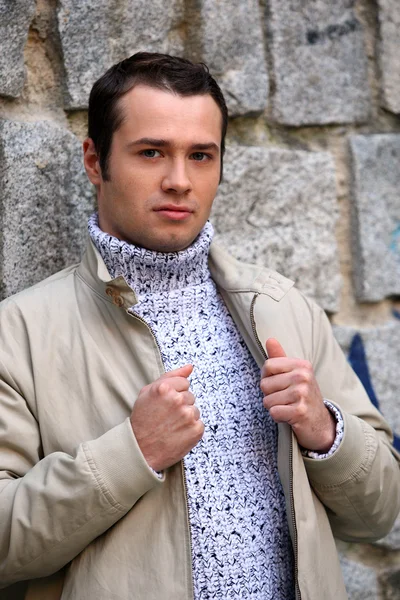 Молодой мужчина-модель в куртке — стоковое фото