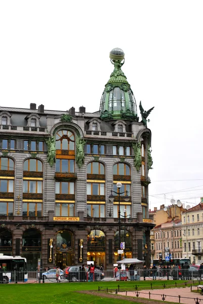 Mooi gebouw in Sint-petersburg — Stockfoto