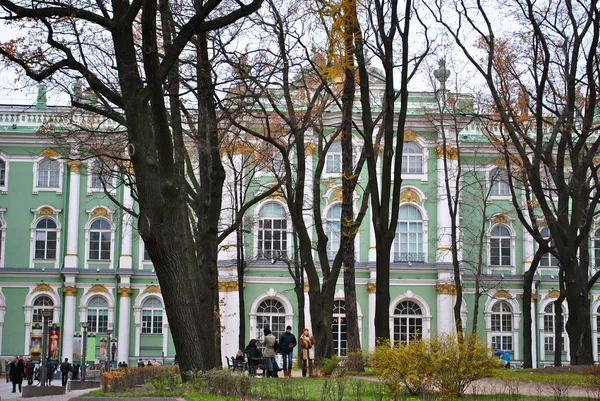 Un jardin à Saint-Pétersbourg — Photo