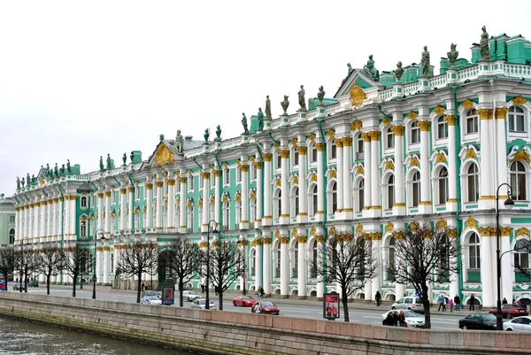 Ermita Palacio de Invierno desde la orilla del río en San Petersburgo — Foto de Stock