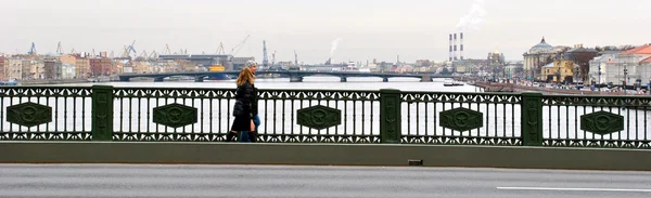 Два Перетнувши міст в Санкт-Петербурзі — стокове фото
