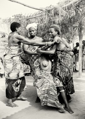 togo kadından denetim voodoo dans sırasında kaybeder.