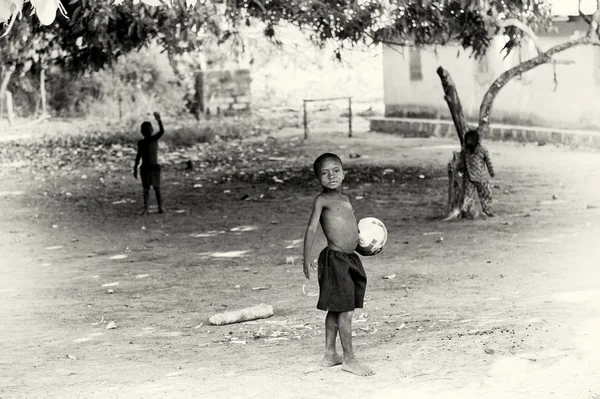 Chicos de Togo juegan al fútbol —  Fotos de Stock