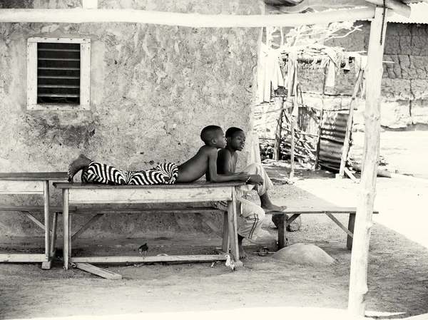 Togo gelen çocuklar masaya yalan — Stok fotoğraf