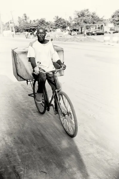Een man van togo op de fiets — Stockfoto