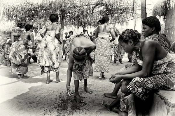 Mujeres de Togo discuten el lugar húmedo en el suelo —  Fotos de Stock
