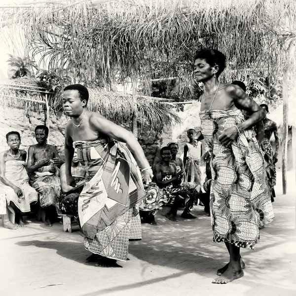 Дами танцюють у Togo — стокове фото