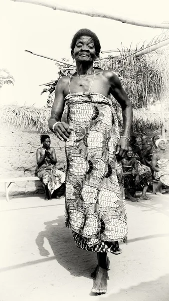 Vecchia signora del Togo balla — Foto Stock