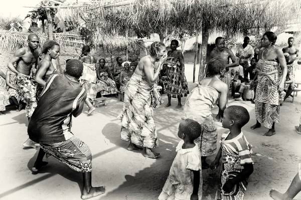 Hommes, femmes et enfants togolais participent à une foire locale — Photo