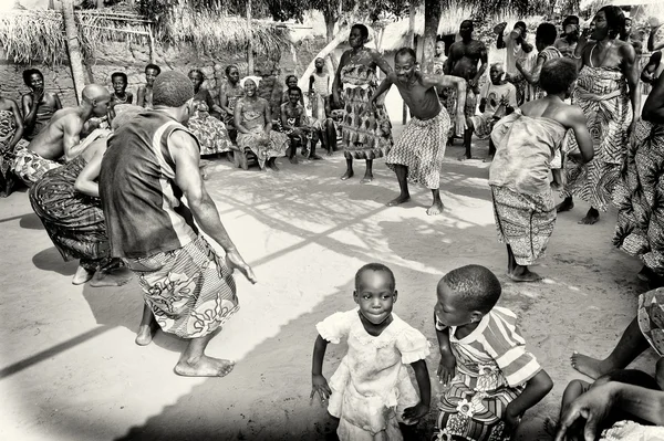 Hommes, femmes et enfants togolais participent à une foire locale — Photo