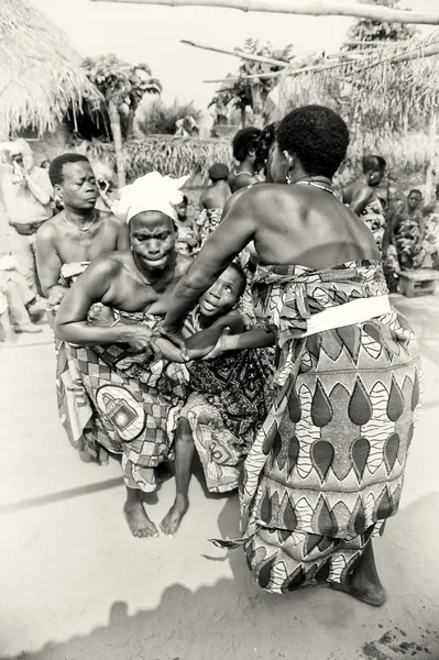 Duas senhoras do Togo ajudam seu amigo que perde o controle sob o encantamento do vodu — Fotografia de Stock