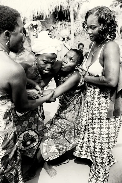 Tres damas de Togo ayudan a su amigo que pierde el control bajo el encantamiento vudú —  Fotos de Stock