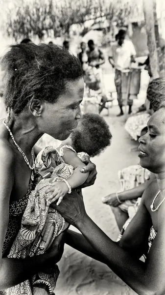 Mulher do Togo deixa seu bebê para ir dançar — Fotografia de Stock