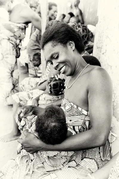 Счастливая женщина из Того и ребенок — стоковое фото