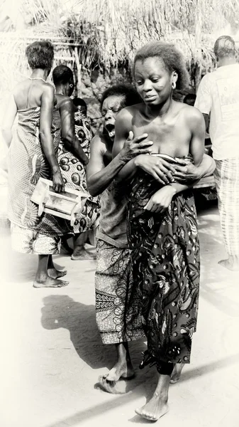 Una signora del Togo aiuta la sua amica che ha perso il controllo sotto l'incantesimo voodoo — Foto Stock